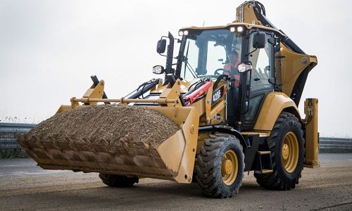 Backhoe loader CAT 428F2 transporting sand