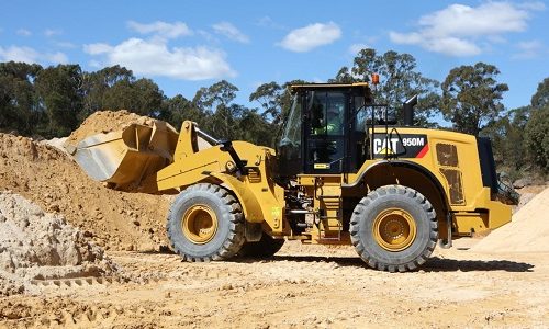 Medium wheel loaders 950M dumping gravel